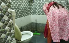 Người giúp việc Ấn Độ nóng bỏng bị tình nhân đụ trong nhà vệ sinh trong âm thanh tiếng Hin-di