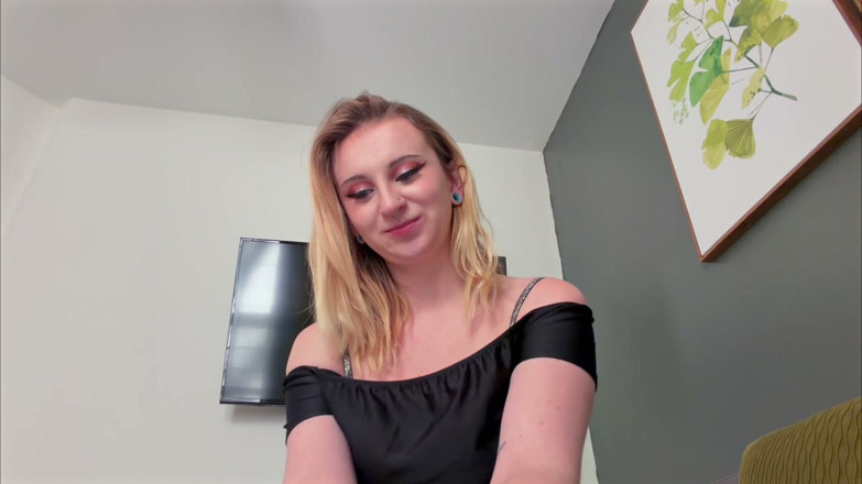 Kink in Time: Ayla 1950's giantess