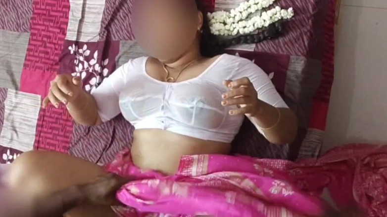 Black & white desicat: Bhabhi desi curang dalam tetek blaus putih basah melantun dengan...