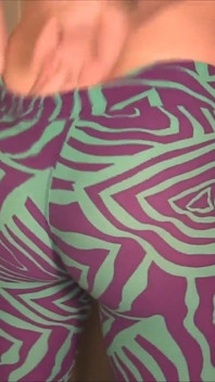 Sinn Sage'i gösteren büyük götlü yoga pantolonları