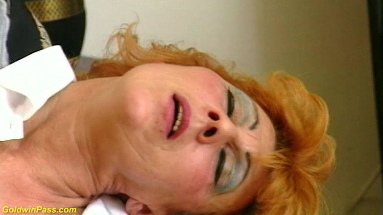 Goldwin pass: Pelirroja peluda gordita mamá áspero doggystyle follada por su joven toyboy