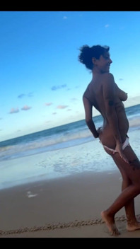 Nue à la plage