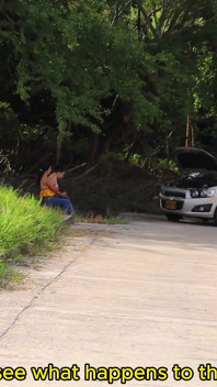 Amigos recompensan al mecánico con sus grandes tetas