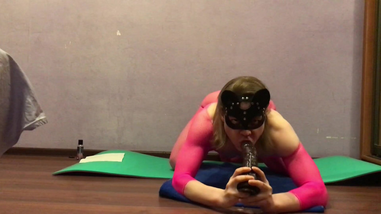 Elise Woods: Sissy Elise in body rosa adora il bbc con un...