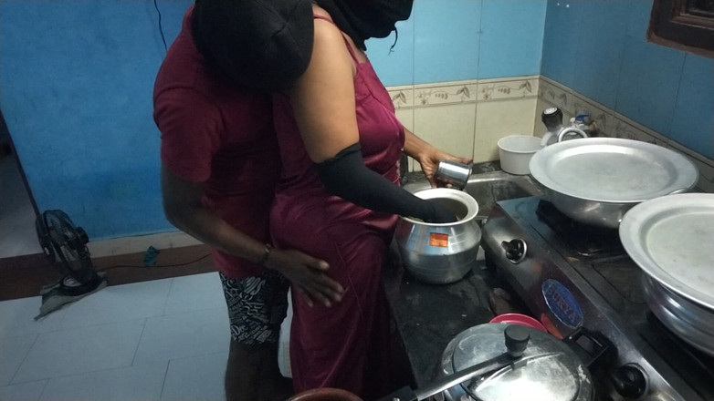 Tamil lesbian: Горячий секс на кухне
