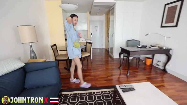 John Tron X: Johntronx - 苗条的泰国女郎毛茸茸的阴户和紧致的屁股被干