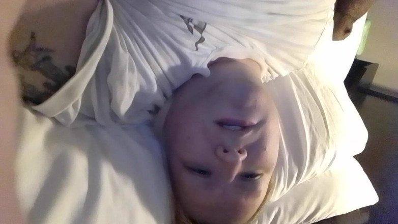 Roxxie rae page: Masturbación tarde en hotel