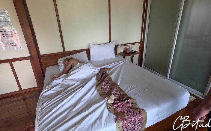 Cail Brodnevski Studio: Вітчим і падчерка ділять ліжко в готельному номері