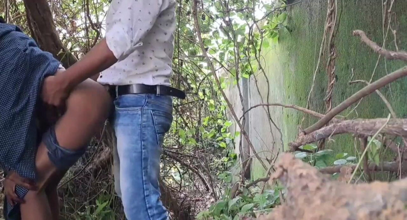 Trilokinath: Bangali tante seks met buiten in mijn eigendom
