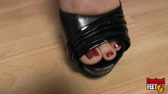 Fucked Feet: Leena Sky závislá na nohou !! OšukanáFeet