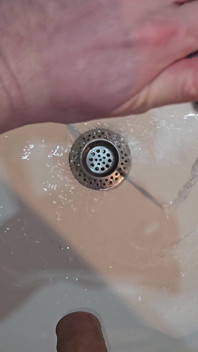 Banyo lavabosunun içine işiyor
