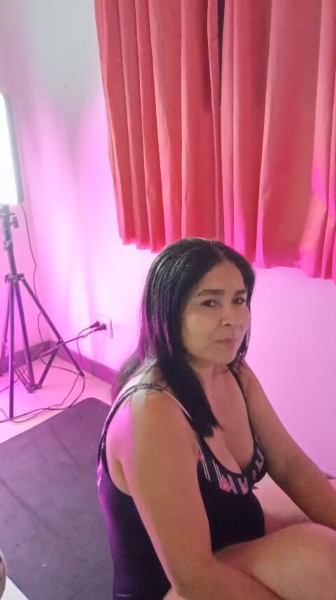 Noramaria: Wanita yang lebih tua ini memberikan anda kelas latihan perut...