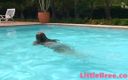 Little Bree: 야외에서 수영하고 샤워하는 작은 브리