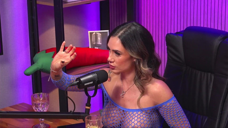 California TV: Giovane Latina Con Un Corpo Perfetto E Capelli Ricci Che...