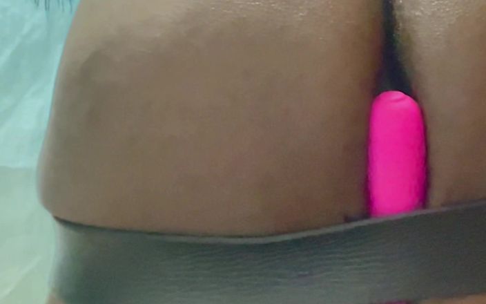 Black smoking muscle stepdad: Після тренування, стрінги, сингл змащені маслом, сеанс дрочки іграшками
