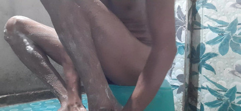 Che: バスルームシャワー、黒人コック、インド人男性