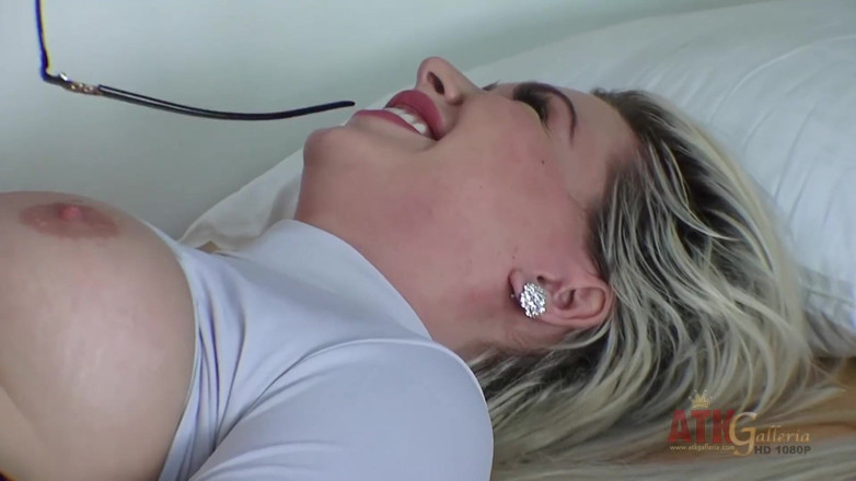 ATKIngdom Fans: สาวมหาลัยเนิร์ด Heidi Hampton นิ้วหีตัวเอง