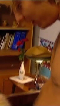 Harika gençler ve büyük memeli orta yaşlı seksi kadınlar büyük yaraklarla götten sikiliyor ve ağzına boşalıyor (tam film)