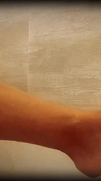 Regardez-moi me raser les jambes dans la baignoire - édition MILF
