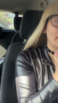Sono in macchina strozzi il cazzo con il mio culo grosso le mie tette e le mie mani mi masturbo mentre lo faccio e si mostra