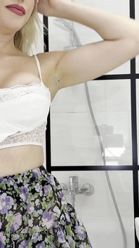 Bini blonde cantik panas dengan tetek besar dalam skirt pendek yang diubah suai suka mengelip pepek dan pantat