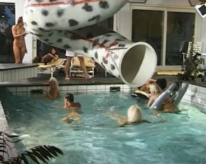 BB Video - Old School: Tysk utomhusorgie med stora naturliga bröst och dubbel penetration