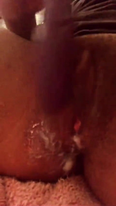 Freaky relatives: जमैका की लड़की Sky Creams पर वाइब्रेटर