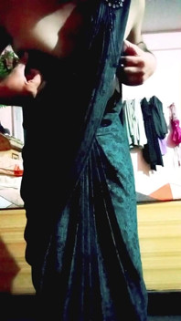 Hintli eşcinsel travesti gaurisissy balck sari xxx sekste büyük göğüslerine bastırıyor