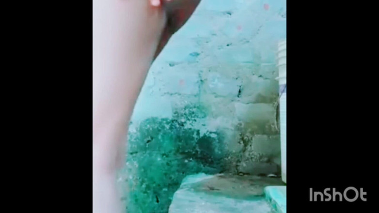 TricolorMusic3: 性感的农村女孩在洗澡时拍摄她的裸体彩信做爱