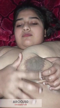 Chica india cachonda con enormes pechos naturales en solo video de placer