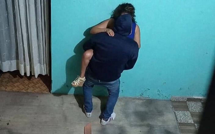 Katerine: Ich überrascht meine stiefschwester mit dem nachbarn, während cuckold weg ist