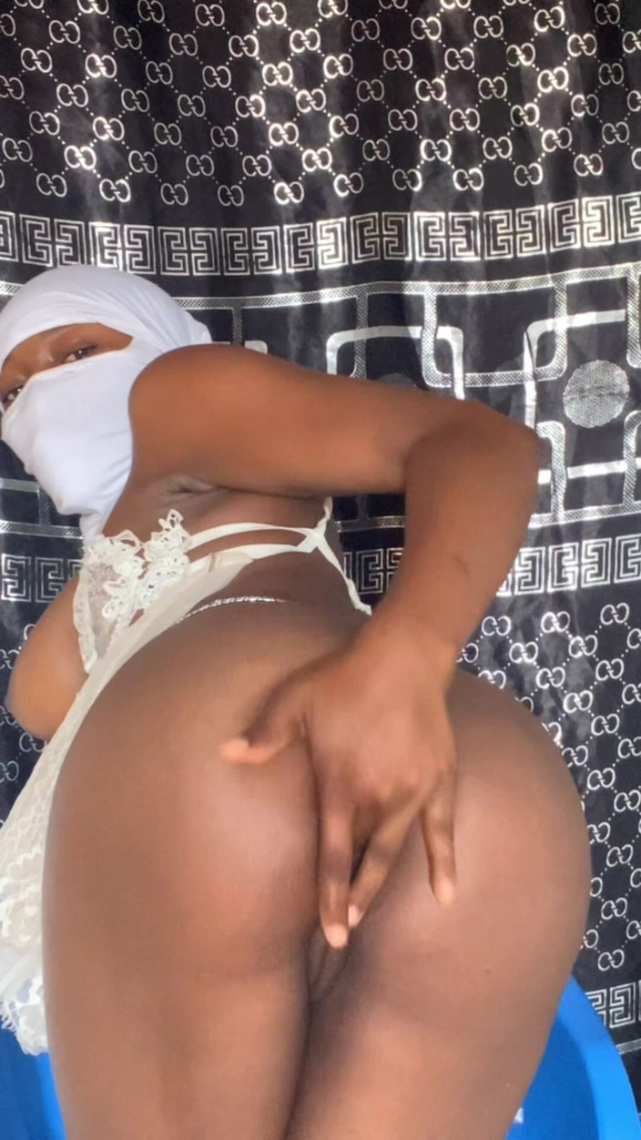 Slipperyblackgirl: Dedos en el culo hasta que me corro