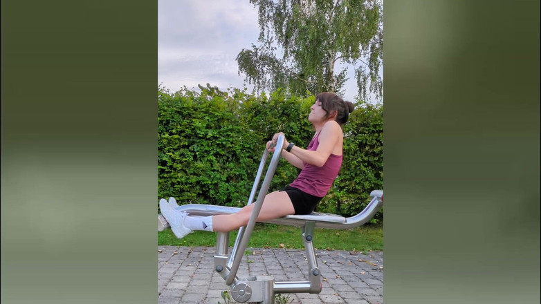 TV_Helena: Outdoor-Training mit Vibrator für arsch und schwanz! Transe kommt direkt...