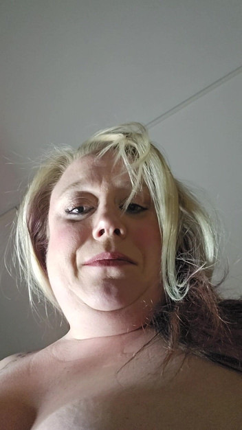 Jenn_sexxii: VEDERE LA PERSOANA 1 futând-o pe cea mai tare mamă vitregă...