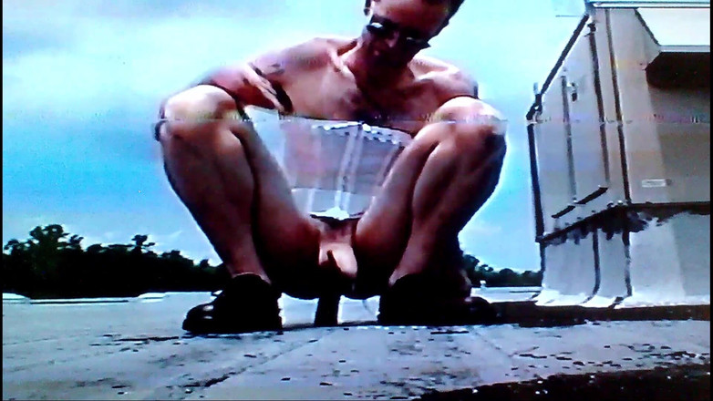 Jon Screcrow: Crossdresser menunggang dildo gergasi di atas bumia