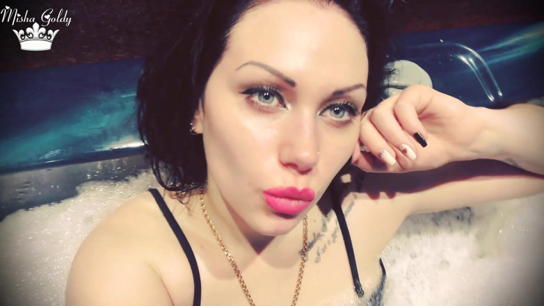 Goddess Misha Goldy: Seksi pembe dudaklar ve ıslak saç fetişi