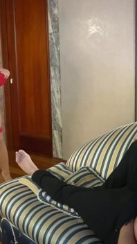 Grandota de tetona Anna Katz en el sofá de casting