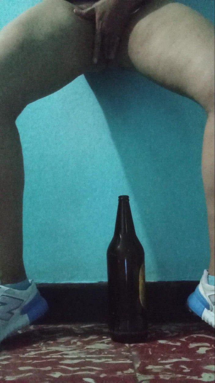 Lobicam: Eu me masturbo bem com meus dedos e uma garrafa...