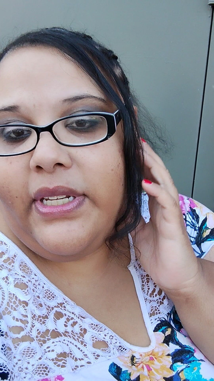 Jessica pigslut: Mostrando meus peitos ao ar livre!