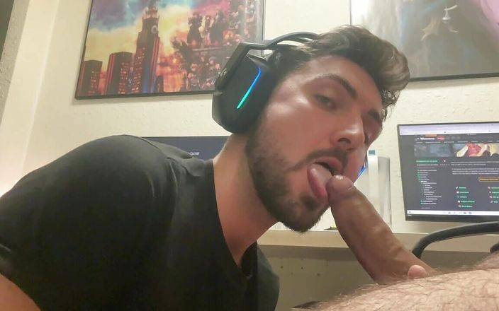 Nenesgaymers: Он сосет мой большой хуй после игры