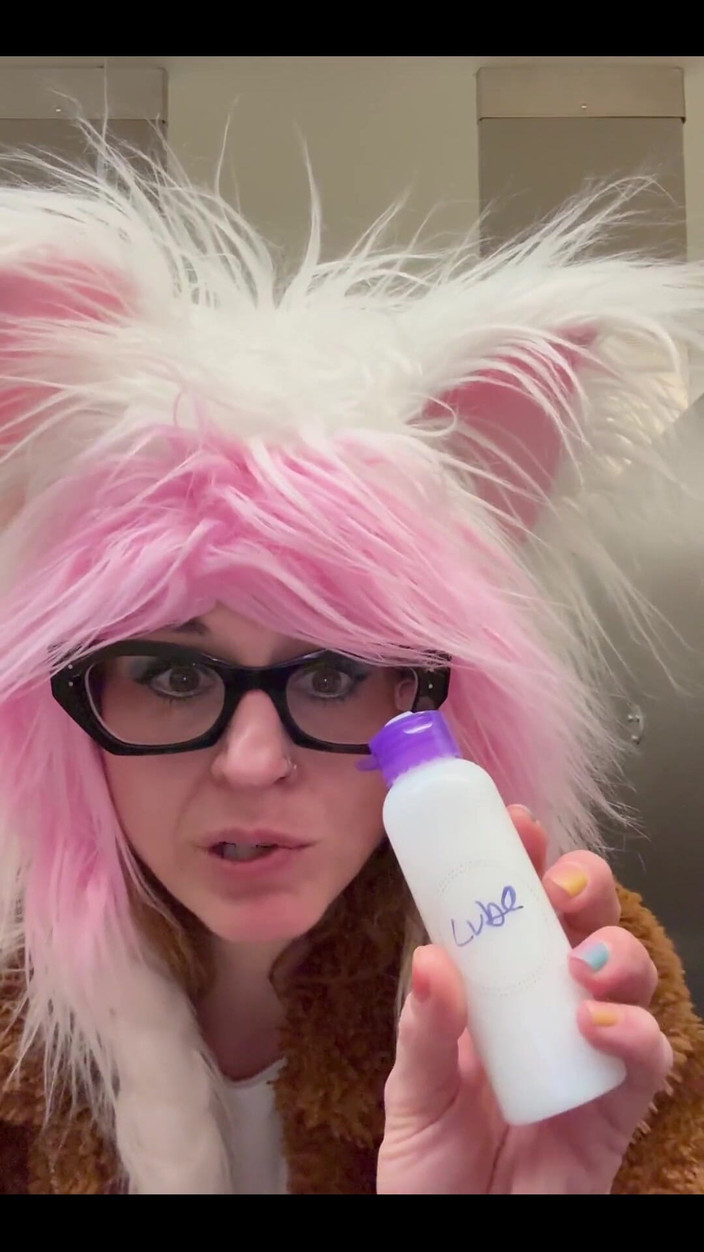 Suzy Wylde: Di Lapangan Terbang Bersedia Untuk Beberapa Lagi Latihan Dubur