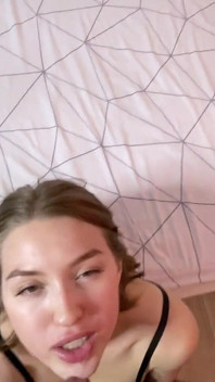 Si tu veux qu’une fille soit heureuse, donne-lui ta bite. Gorge profonde amateur, POV, Honey Sasha