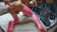 KinkyChrisX: Kinkychrisx in calzini alti cosce rosa gioca con un doppio...
