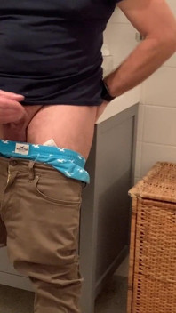 Bordando e provando i sex toys in bagno, versione completa