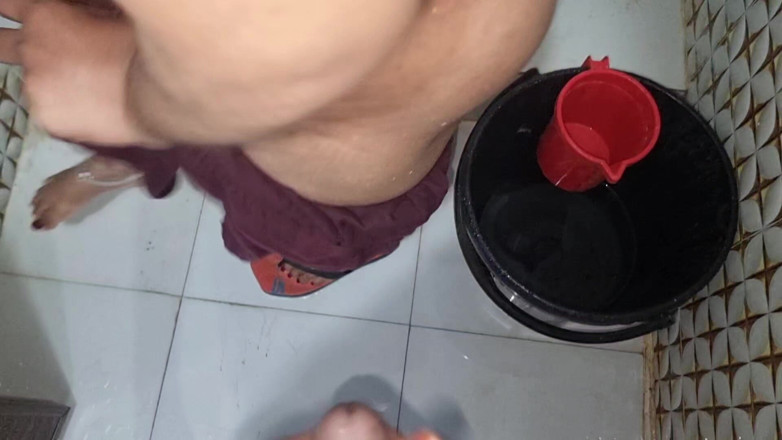 bdboygirl69: Дезі дружина приймає душ у ванній кімнаті.