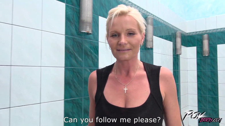 POV Bitch: La calda miLF provoca un ragazzo con la gonna corta...