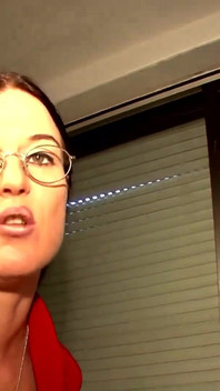 Ninfómana tetona mira pareja teniendo sexo