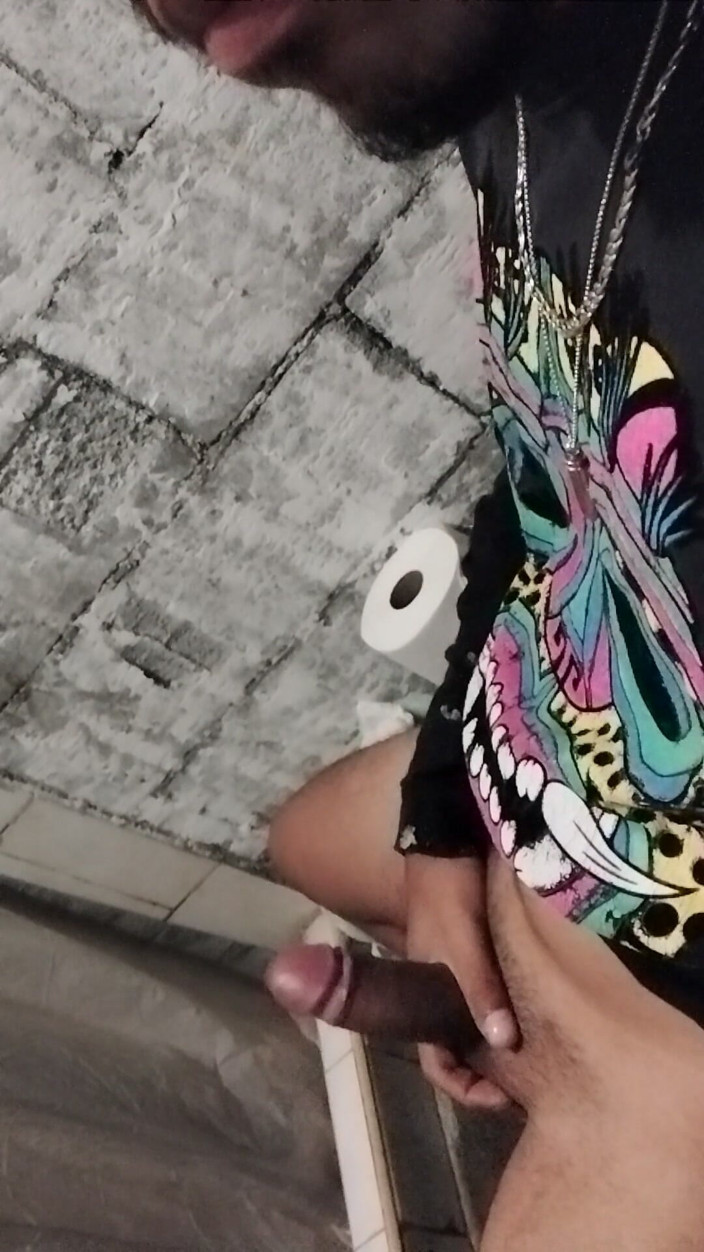 AlexAlejandro13: I Come to the Bathroom Because I Need to Pull...