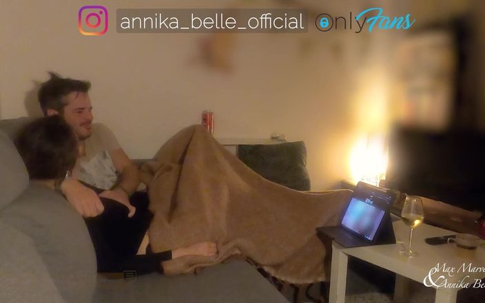 Max &amp; Annika: Para zakochanych ma ładną grę wstępną podczas oglądania porno na kanapie...