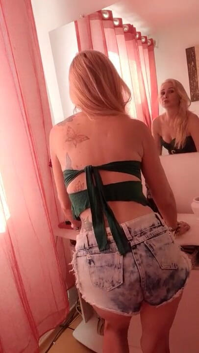 Stefany karoliny: Puta de exibe de top verde...